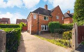 Alderton House - Spacious 3 Bed With Parking